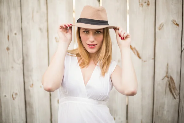 Ritratto di una bionda sorridente che indossa un cappello — Foto Stock