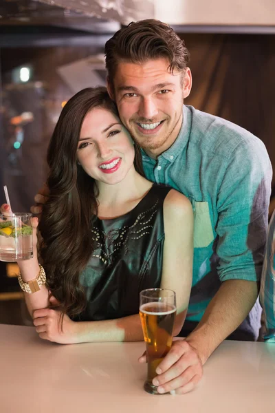 Jeune couple prenant un verre ensemble — Photo