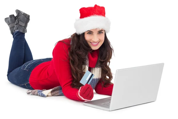 Feestelijke brunette online winkelen met laptop — Stockfoto