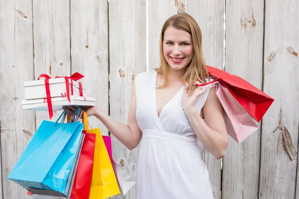 Elegante rubia con bolsas de compras y regalos —  Fotos de Stock