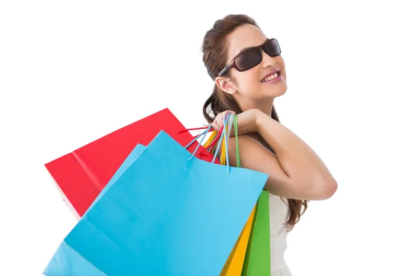 Morena posando y sosteniendo bolsas de compras — Foto de Stock