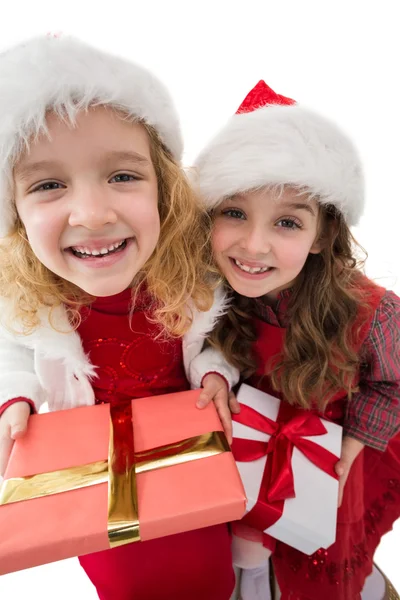 Pequeños hermanos festivos sonriendo a la cámara sosteniendo regalos — Foto de Stock