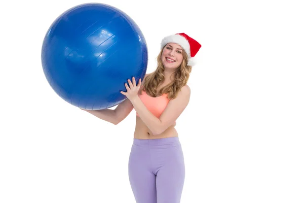 Sonriente mujer rubia sosteniendo pelota de ejercicio — Foto de Stock