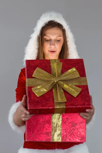 Überraschte Frau beim Öffnen eines Geschenks — Stockfoto