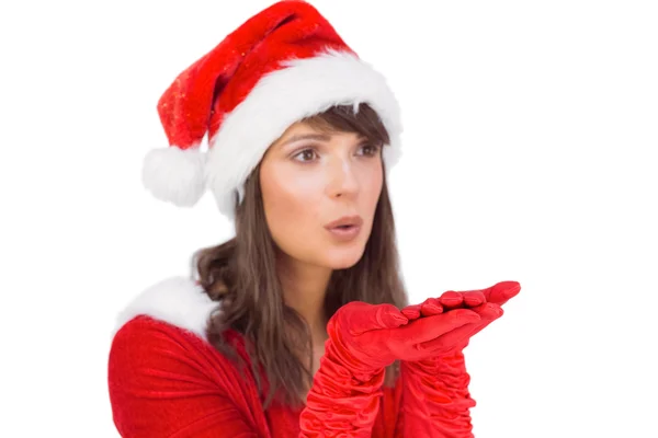 Jolie brune en tenue de Père Noël soufflant sur les mains — Photo