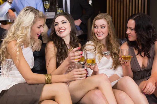 Hübsche Freundinnen beim gemeinsamen Drink — Stockfoto