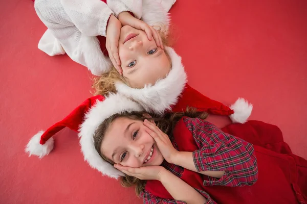 Meninas festivas sorrindo para a câmera — Fotografia de Stock