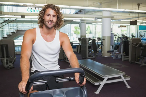 Hombre haciendo ejercicio en bicicleta estática — Foto de Stock