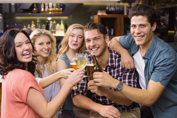 Jóvenes amigos tomando una copa juntos — Foto de Stock