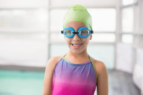 Schattige kleine meisje staande zwembad — Stockfoto