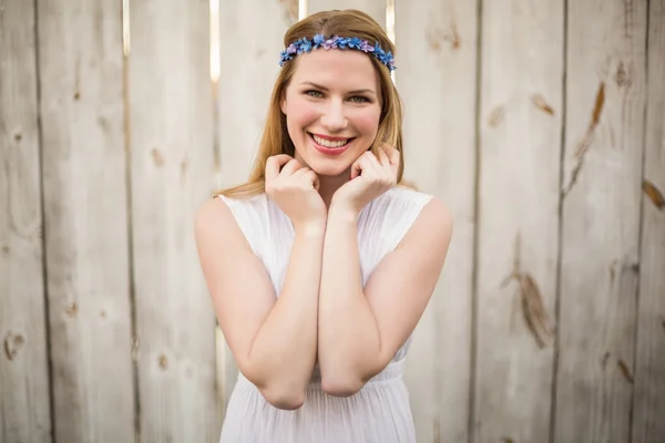 Mujer rubia sonriente con diadema — Foto de Stock