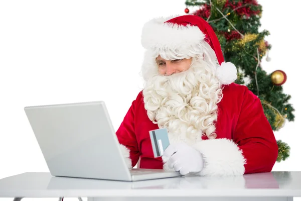 Padre compras de Navidad en línea con el ordenador portátil —  Fotos de Stock