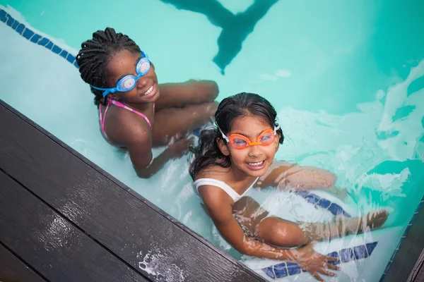 Niños sentados junto a la piscina — Foto de Stock