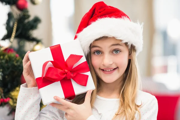 Niña festiva sosteniendo un regalo —  Fotos de Stock