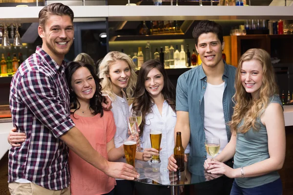 Jóvenes amigos tomando una copa juntos —  Fotos de Stock