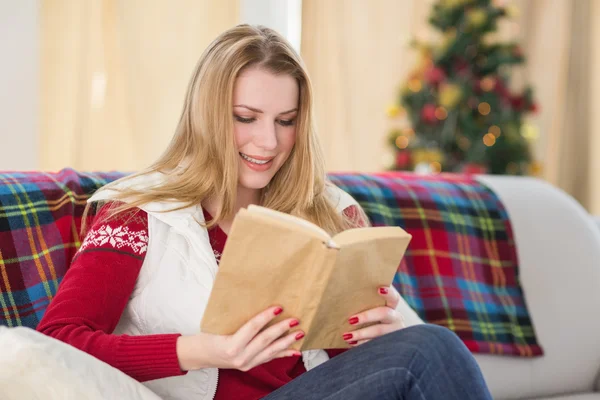 Livro de leitura loira bonita no tempo de Natal — Fotografia de Stock