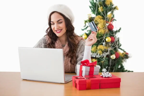 Brunette shopping online with laptop — Stock Photo, Image