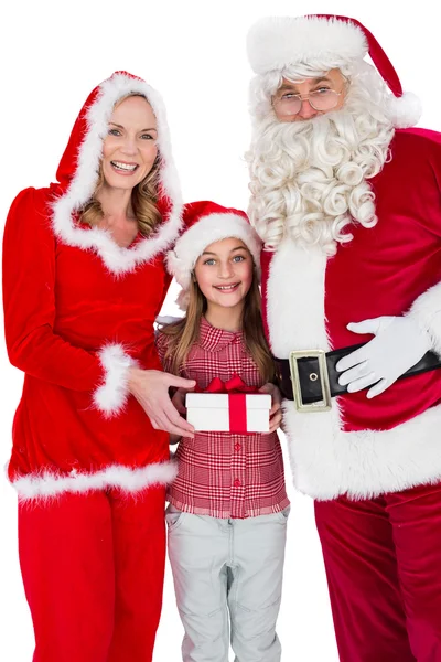 Weihnachtsmann und Frau Claus lächeln mit kleinem Mädchen in die Kamera — Stockfoto