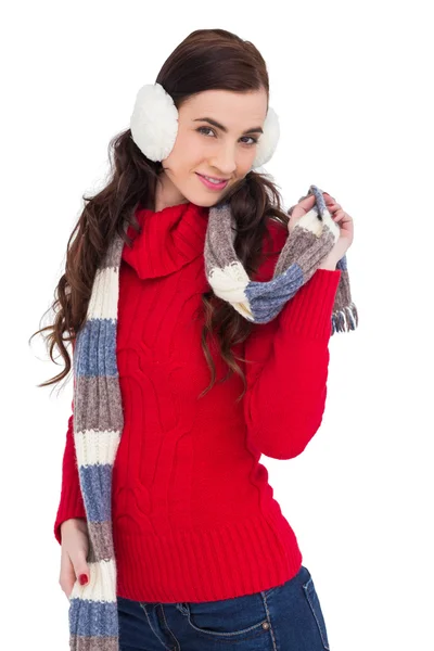Glückliche Brünette in Winterkleidung posiert — Stockfoto