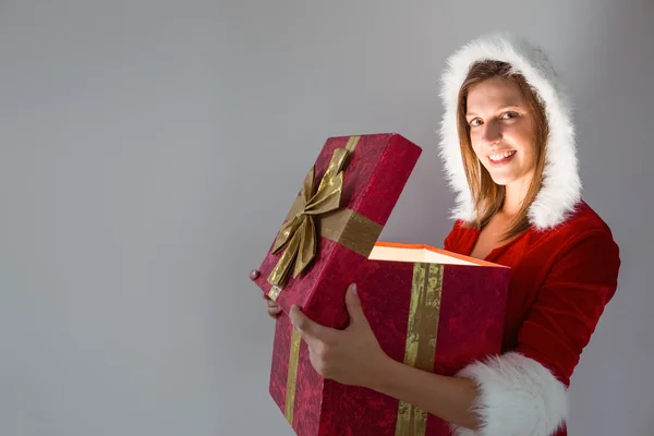 Feestelijke mooie brunette openen een geschenk — Stockfoto