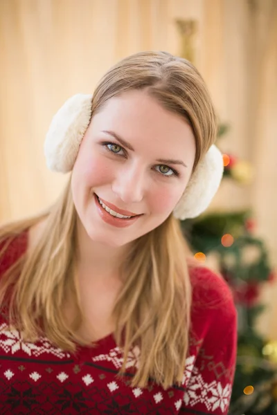 Retrato de una rubia sonriente con orejeras — Foto de Stock