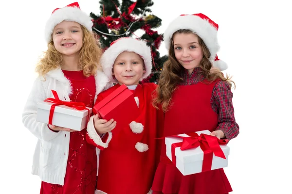 Slavnostní malé sourozence drží dary — Stock fotografie