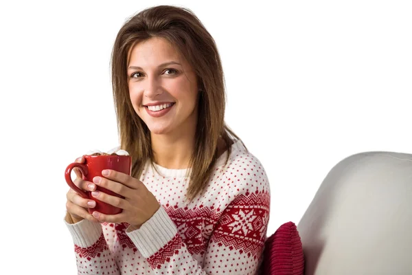 Lachende schattige brunette houden kopje koffie zittend op de Bank — Stockfoto