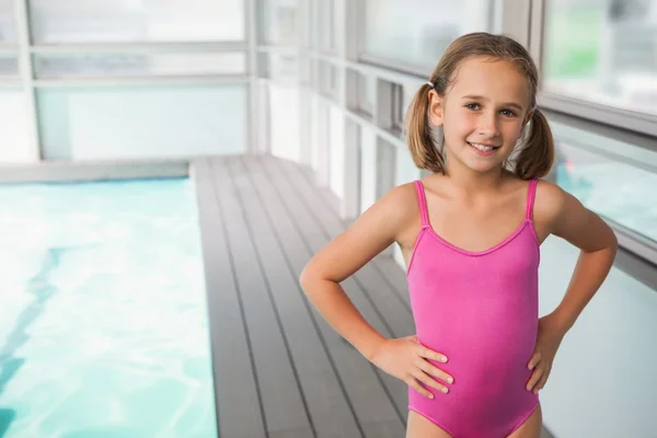 Carino bambina in piedi a bordo piscina — Foto Stock