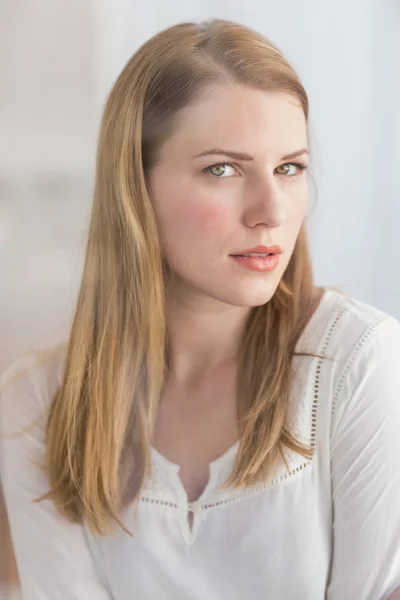 Portret van een blonde vrouw poseren camera kijken — Stockfoto