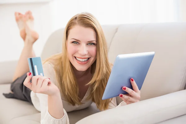 Frau beim Online-Shopping mit Tablet und Kreditkarte — Stockfoto