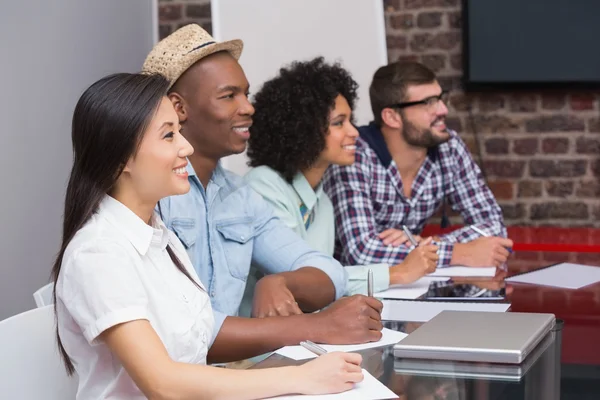 Geschäftsteam trifft sich im Büro — Stockfoto