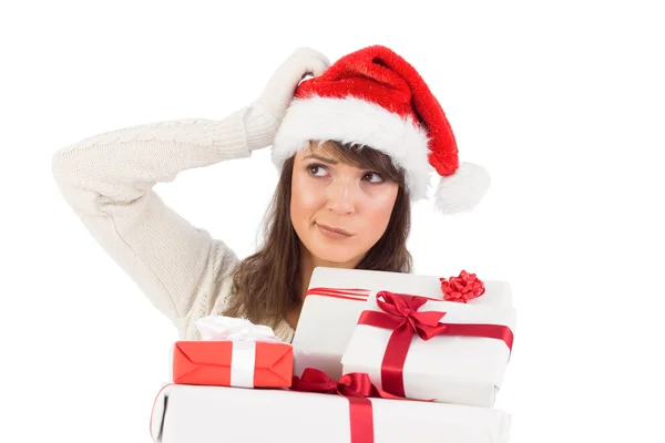 Mulher atraente usando chapéu de Papai Noel com presentes — Fotografia de Stock