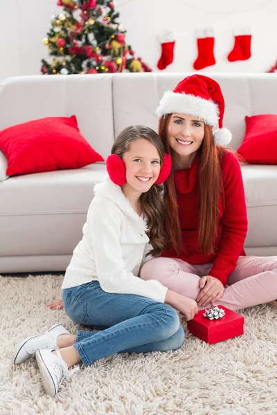 Mãe e filha festiva abrindo um presente de Natal — Fotografia de Stock