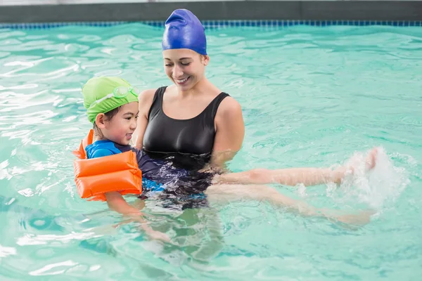 Mignon petit garçon apprendre à nager avec coach — Photo