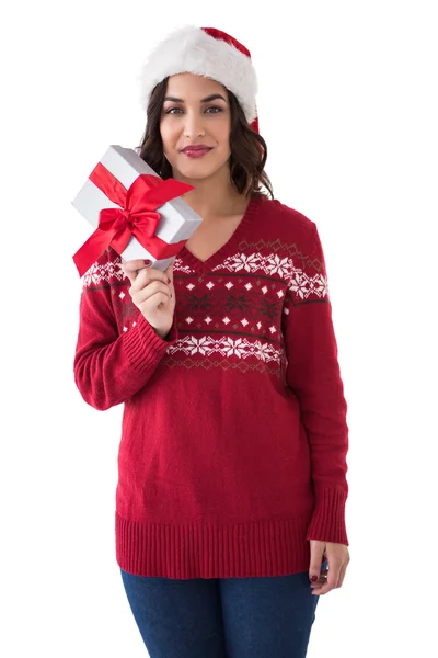 Půvabná brunetka ukazující vánoční dárek — Stock fotografie