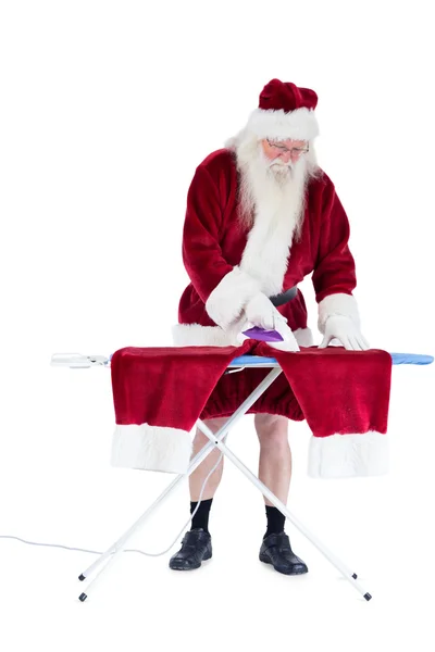 Santa está planchando sus pantalones. — Foto de Stock