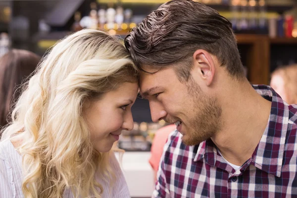 Jong koppel glimlachen bij elkaar — Stockfoto