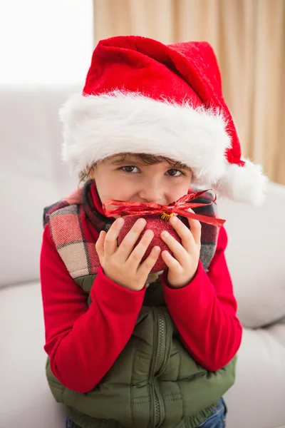 Festlig liten pojke ler mot kameran med Julgranskula — Stockfoto