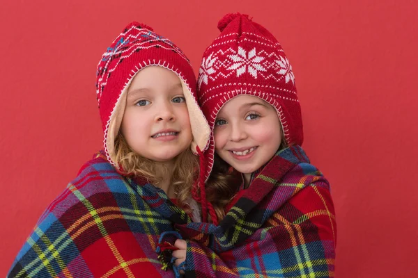 Праздничные маленькие девочки улыбаются в камеру — стоковое фото