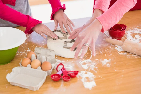 Madre e hija festiva haciendo galletas de Navidad —  Fotos de Stock