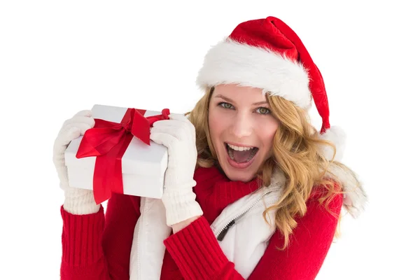 Menina bonita santa sorrindo para câmera segurando presente — Fotografia de Stock