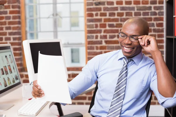 Affärsman tittar på dokumentet i office — Stockfoto