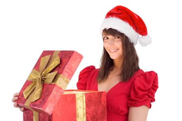 Feestelijke brunette houden een geschenk — Stockfoto