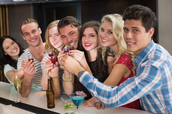 Happy vänner ha en drink tillsammans — Stockfoto