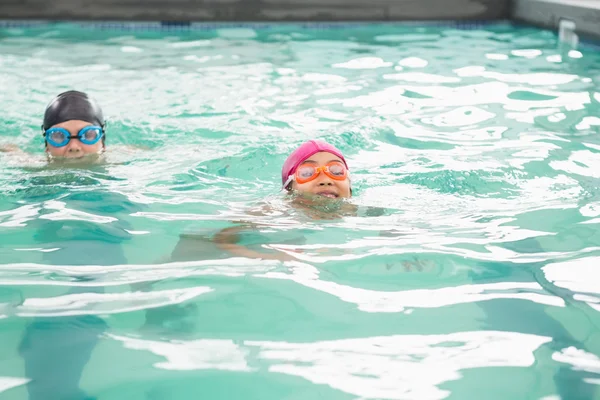 Graziosa lezione di nuoto in piscina — Foto Stock