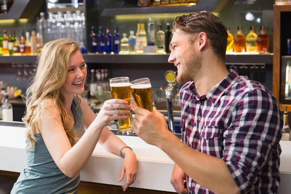 Ungt par att ha en drink tillsammans — Stockfoto