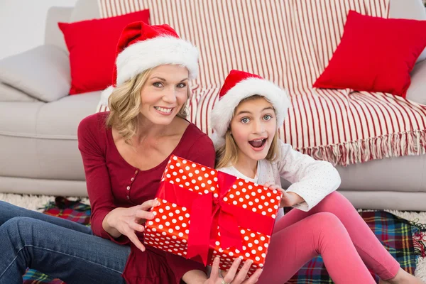 Festliche Mutter und Tochter lächeln mit Geschenken in die Kamera — Stockfoto