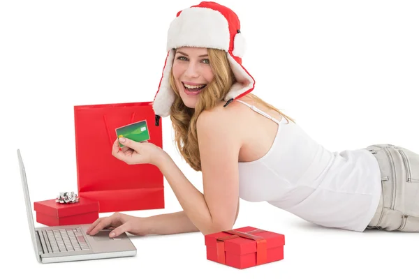 Счастливая женщина делает покупки в Интернете лежа на полу — стоковое фото
