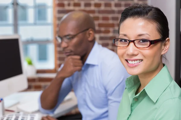 Leende kvinna foto redaktör i office — Stockfoto