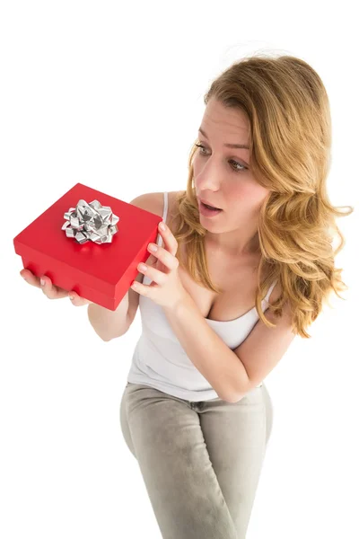 Mulher surpresa segurando um presente — Fotografia de Stock